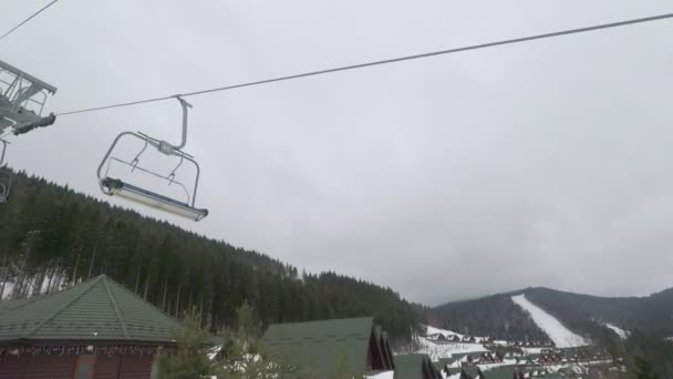 Ascensor de esquí para esquiadores de transporte y snowboarders en montaña de nieve — Vídeos de Stock