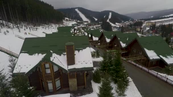 Casas en la colina en invierno. Estación de esquí de Bukovel, Cárpatos, Ucrania — Vídeos de Stock