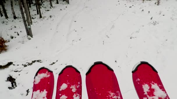 Síelő lábak felülnézet a ski lift. — Stock videók