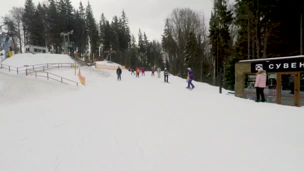 Bukovel, Ukraina - 29 stycznia 2018: narciarzy i snowboardzistów przejdź w dół do wyciągu narciarskiego na 29 stycznia 2018 r. w mieście Bukovel, Ukraina — Wideo stockowe