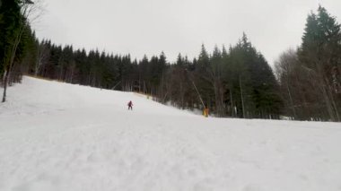 Kayak pisti üzerinde kış gününde kayak kayakçı