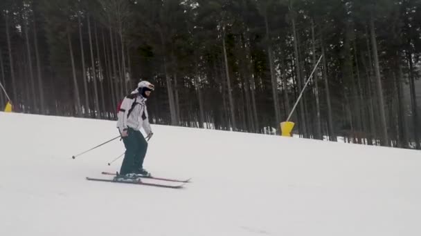 Esquiador esquiar en la pista de esquí en el día de invierno — Vídeos de Stock