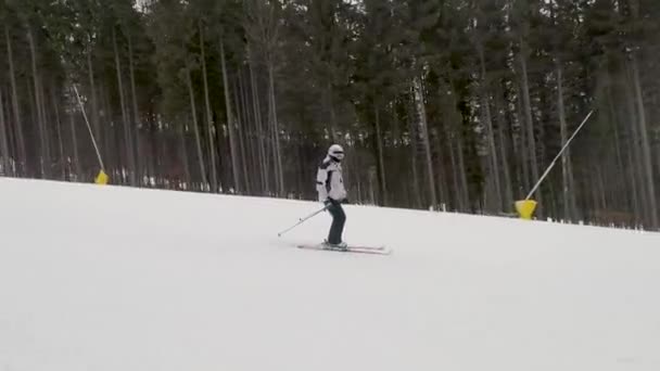 BUKOVEL, UCRANIA - 29 de enero de 2018: esquiadores esquiando en pista de esquí, el 29 de enero de 2018 en Bukovel, Ucrania — Vídeo de stock