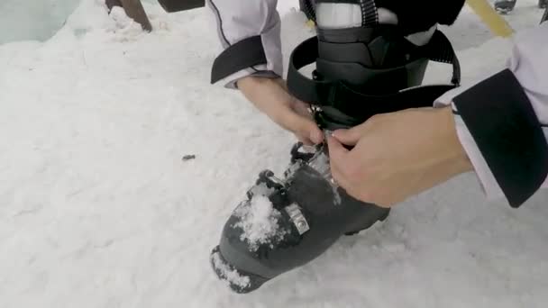 Skiër zijn ski zetten. man klaar voor skiën — Stockvideo