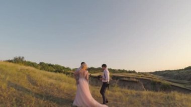 Düğün fotoğrafçısı gelin ve damat çekiyor