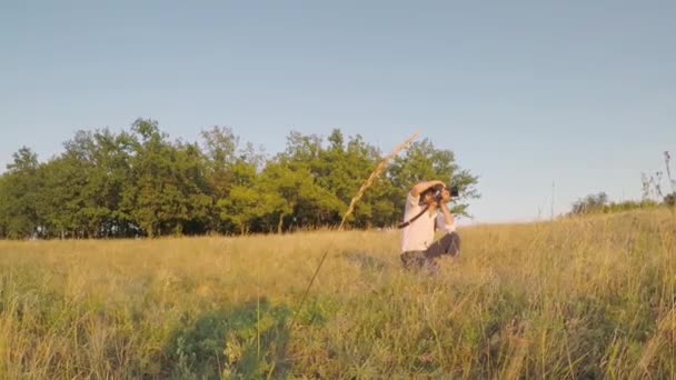 Bruiloft fotograaf neemt foto's van de bruid en bruidegom — Stockvideo