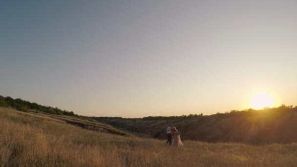 Fotógrafo Casamento Tira Fotos Noiva Noivo Natureza Pôr Sol Fotógrafo — Vídeo de Stock