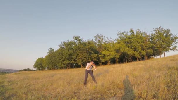 Fotógrafo de casamento tira fotos da noiva e noivo — Vídeo de Stock