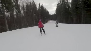 Bukovel, Ukrayna - 29 Ocak 2018: kayak pisti üzerinde kış gününde Karpatlar dağlarda üzerinde 29 Ocak 2018 yılında Bukovel, Ukrayna kayak kayakçı