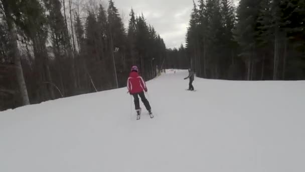 乌克兰布科维尔 2018年1月29日 2018年1月29日 在乌克兰布科维尔 滑雪者在喀尔巴威山脉的滑雪坡上滑雪 — 图库视频影像