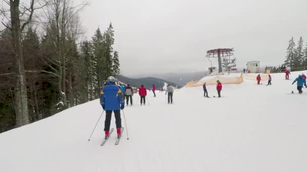 Bukovel, Ukraine - 29 januari 2018: skidåkare skidåkning på skidbacken, på 29 januari 2018 i Bukovel, Ukraine — Stockvideo