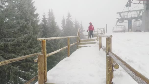 A Bukovel, Ukrajna - 2018. január 29.: síelő sétál lépéseket múlt sífelvonó, a január 29, 2018-ban Bukovel, Ukrajna — Stock videók