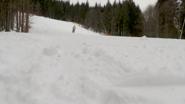 Lyžař lyžování na sjezdovce na zimní den — Stock video