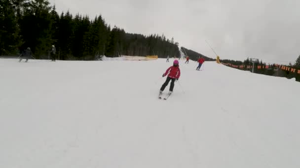 乌克兰布科维尔-2018年1月29日: 滑雪者滑雪在滑雪坡上, 2018年1月29日, 在布科维尔, 乌克兰 — 图库视频影像