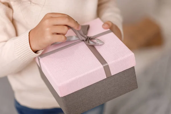 Barn Händer Som Håller Vackra Rosa Presentförpackning Nära Julgran — Stockfoto