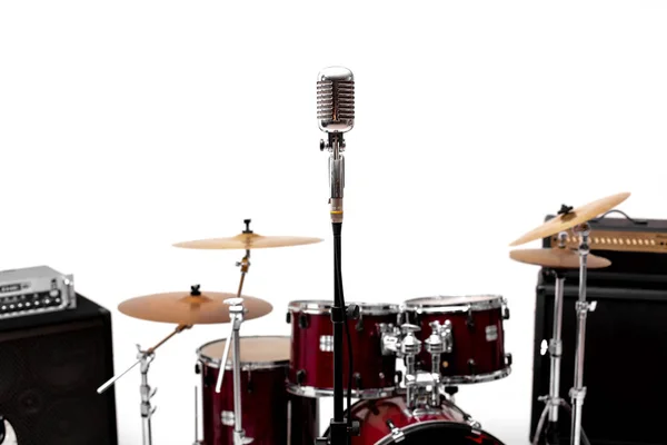 Micrófono en un estudio de grabación con tambor sobre fondo . —  Fotos de Stock