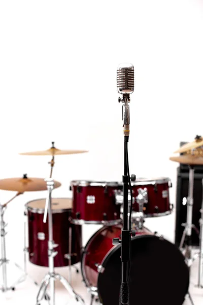 Мікрофон у студії звукозапису з барабаном на фоні . — стокове фото