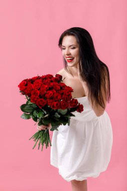 güzel genç kadın ile büyük bir kırmızı gül buketi