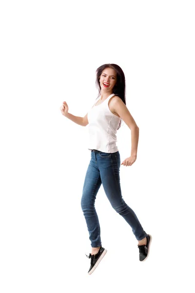 Jovem mulher está pulando em um fundo branco — Fotografia de Stock