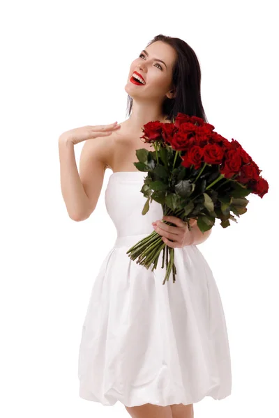 Hermosa joven con un gran ramo de rosas rojas — Foto de Stock