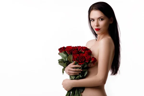 Piękna młoda kobieta z duży bukiet czerwonych róż — Zdjęcie stockowe