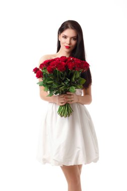 güzel genç kadın ile büyük bir kırmızı gül buketi