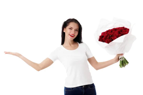 Hermosa joven con un gran ramo de rosas rojas — Foto de Stock