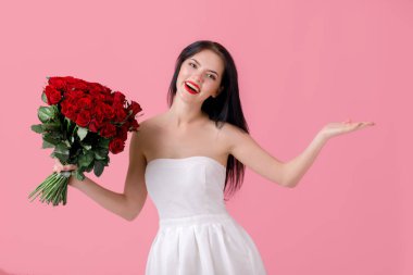 güzel genç kadın ile büyük bir kırmızı gül buketi