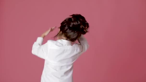 Красивая Забавная Маленькая Девочка Белой Рубашке Танцует Розовом Фоне Вечеринка — стоковое видео