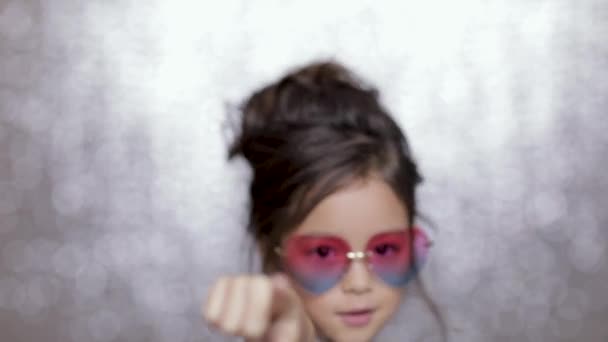 Uroczy Szczęśliwy Dziecko Dziewczynka Srebrnej Sukience Okulary Przeciwsłoneczne Skoki Tle — Wideo stockowe