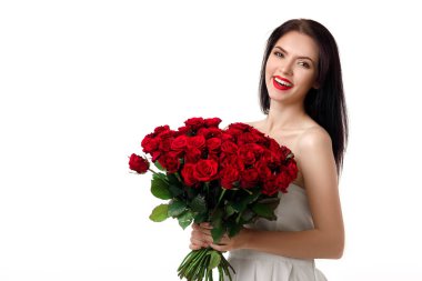 güzel genç kadın ile büyük bir kırmızı gül buketi