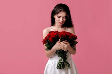 güzel genç kadın ile büyük bir kırmızı gül buketi