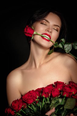 güzel genç kadın ile büyük bir kırmızı gül buketi