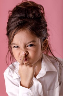 güzel küçük kız beyaz gömlekli palyaçoluk ve aptallar