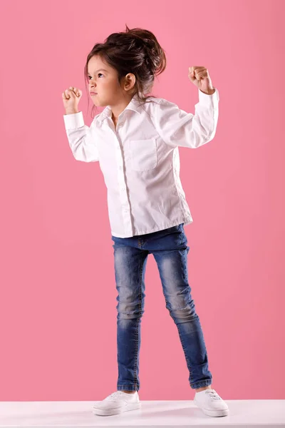 Wütendes kleines Mädchen im weißen Hemd mit Frisur — Stockfoto