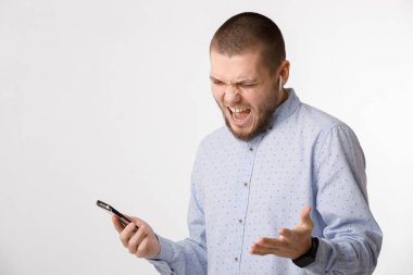 sakallı işadamı kablosuz kulaklık ve akıllı telefon kullanır