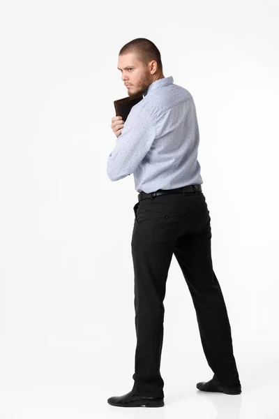 Hombre de negocios con estuche de cuero sobre fondo blanco — Foto de Stock