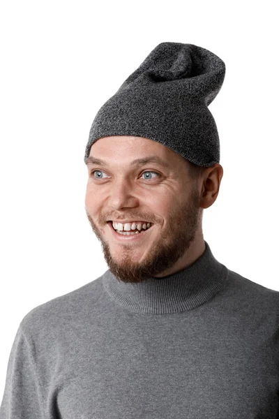 Portret van de jonge lachen bebaarde man in hat — Stockfoto