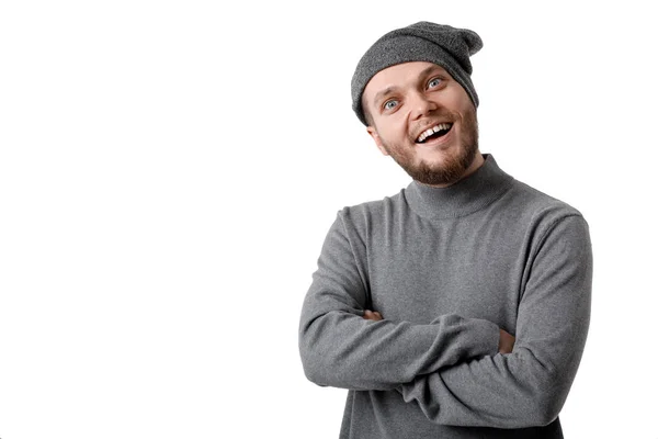 Portret van de jonge lachen bebaarde man in hat — Stockfoto
