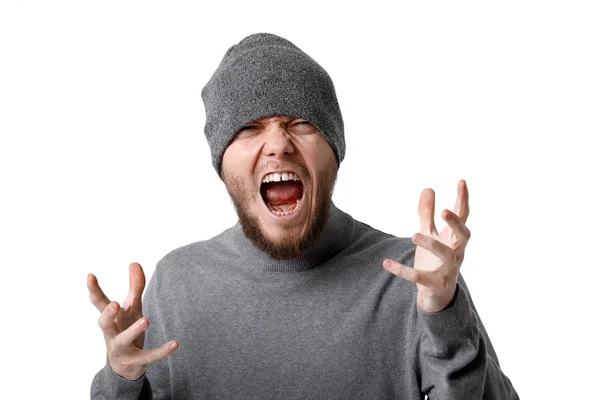 Πορτρέτο του ουρλιάζοντας θυμωμένος νεαρός με το καπέλο — Φωτογραφία Αρχείου