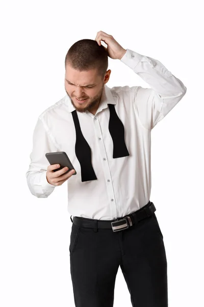 Πορτρέτο του νεαρός γενειοφόρος επιχειρηματίας χρησιμοποιεί smartphone. — Φωτογραφία Αρχείου