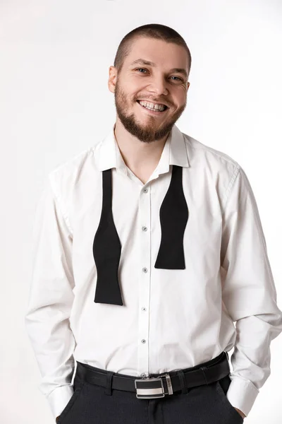 Jovem barbudo homem em uma camisa branca e laço — Fotografia de Stock