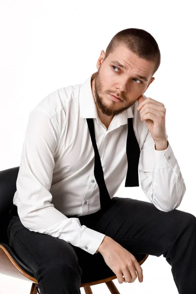 Joven barbudo con camisa blanca y pajarita — Foto de Stock