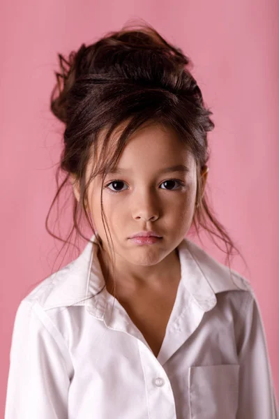 Ofendido triste entediado menina na camisa branca — Fotografia de Stock