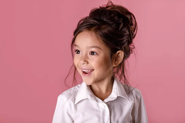Süßes lächelndes kleines Mädchen im weißen Hemd mit Frisur — Stockfoto