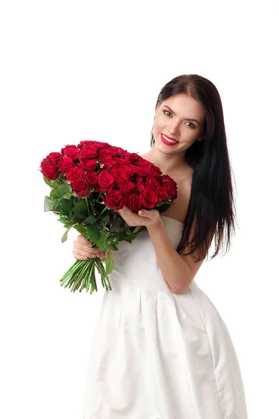 Bella giovane donna con un grande mazzo di rose rosse — Foto Stock