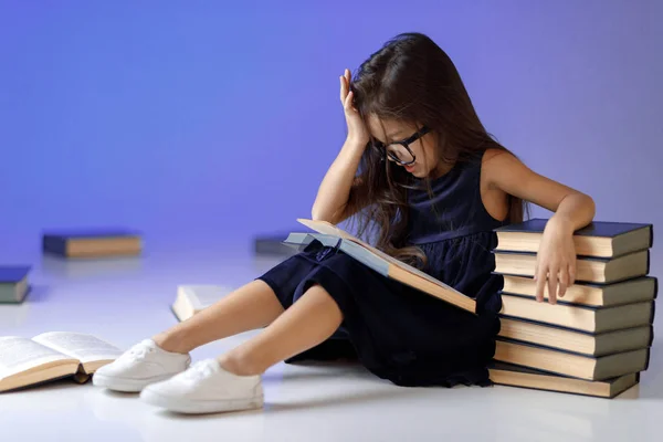 Cute little girl is reading a book. — Stock Photo, Image