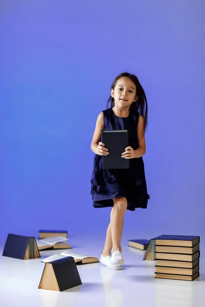 Aranyos kislány könyvével. — Stock Fotó
