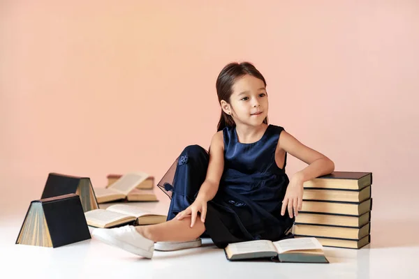 Linda niña está leyendo un libro . —  Fotos de Stock