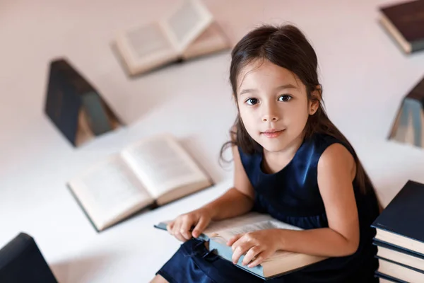 Schattig klein meisje is het lezen van een boek. — Stockfoto